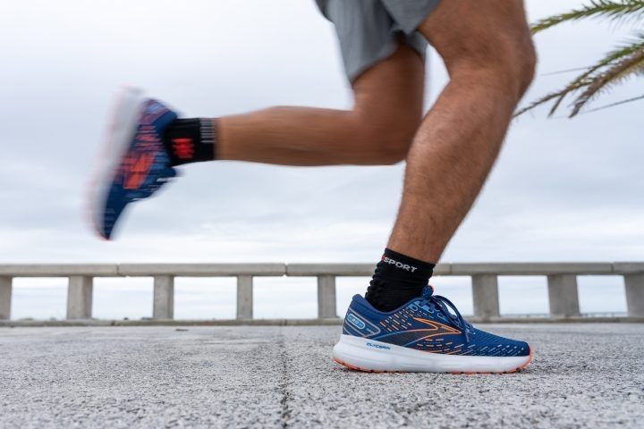 Giày thể thao Brooks Glycerin 20, nổi bật với thiết kế nhẹ và đệm êm ái