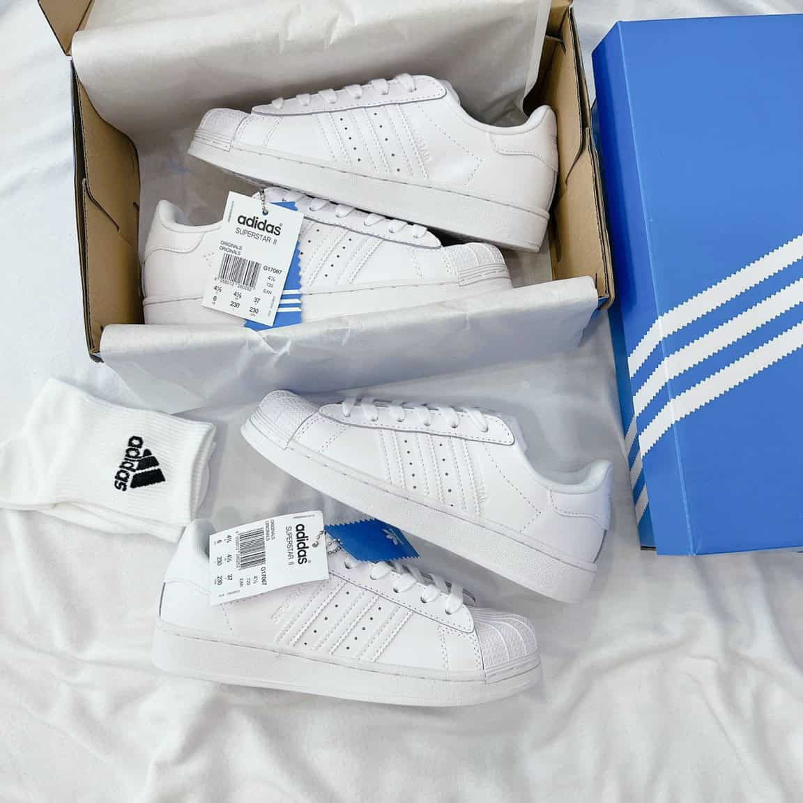 Giày thể thao đôi Adidas Superstar màu trắng đen phối cùng trang phục thường ngày