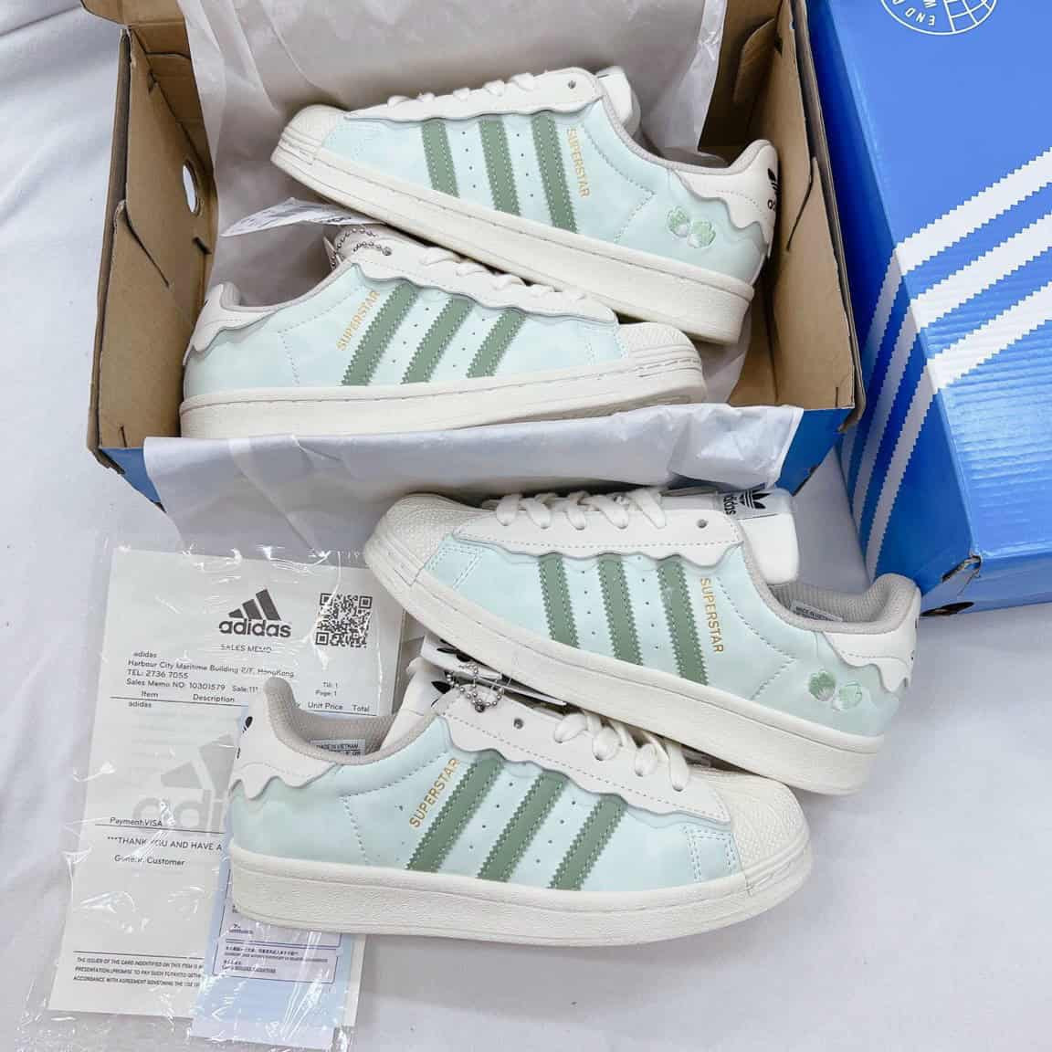Giày thể thao đôi Adidas Superstar với sọc đỏ nổi bật