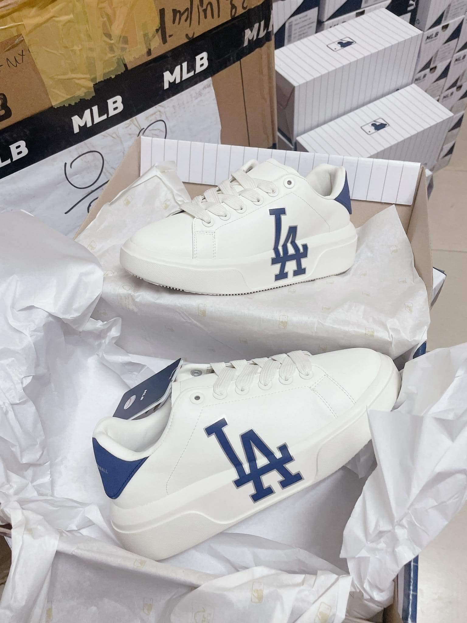 Giày thể thao đôi MLB Classic Couple Shoes với thiết kế đơn giản, thanh lịch