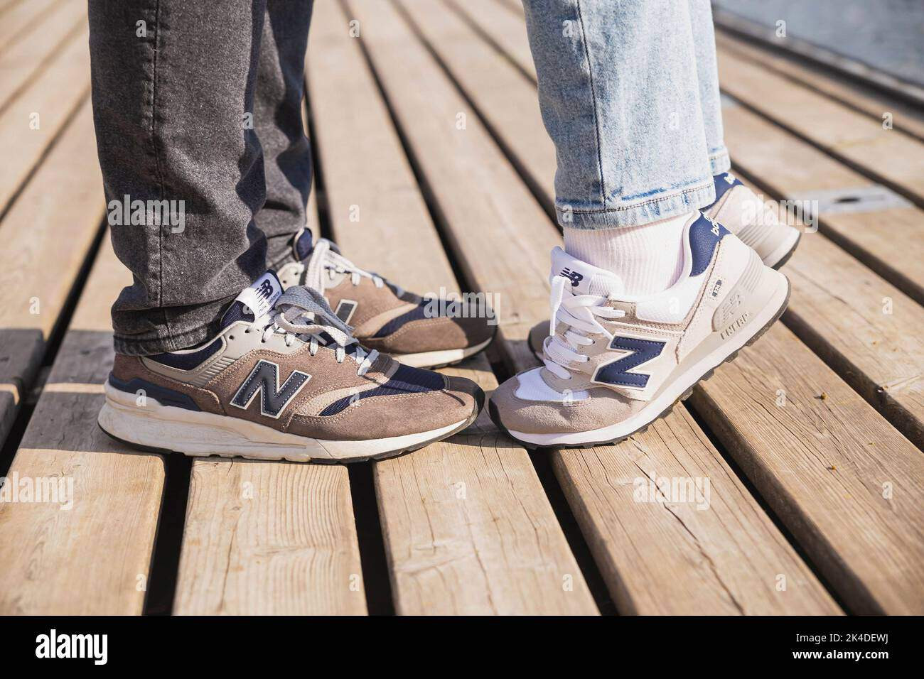 Giày thể thao đôi New Balance 574 cổ điển được ưa chuộng bởi các cặp đôi