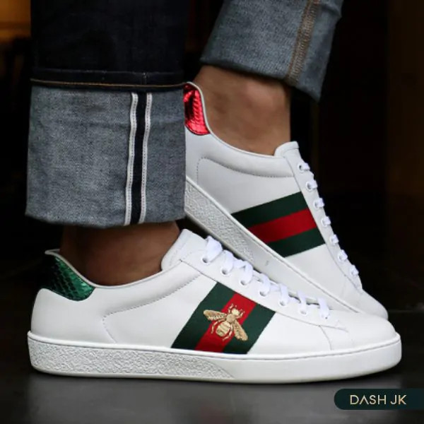 Giày thể thao Gucci Ace trắng với họa tiết ong thêu đặc trưng
