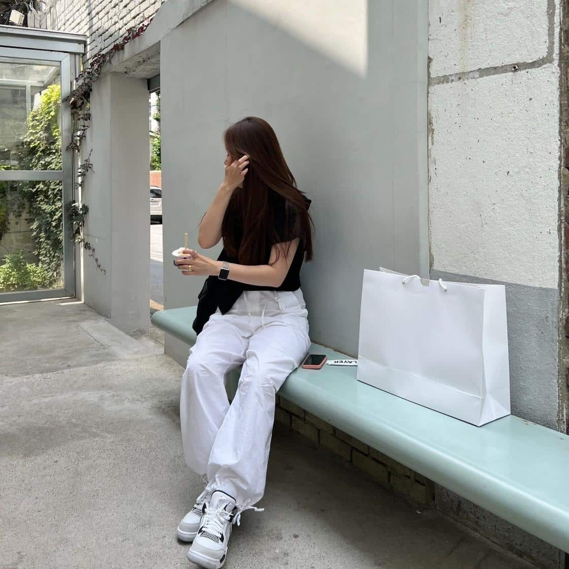 Giày thể thao Jordan 4 nữ kết hợp với đồ thể thao