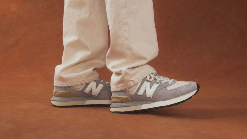 Giày thể thao New Balance 574 màu xám xanh, nổi bật với sự thoải mái từ thương hiệu giày thể thao Mỹ