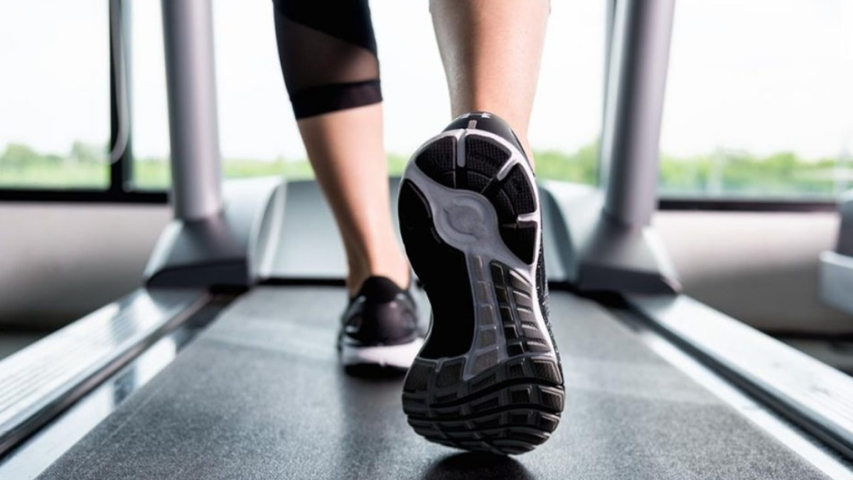 Giày thể thao nhẹ và thoáng khí lý tưởng cho chạy bộ trên máy gym