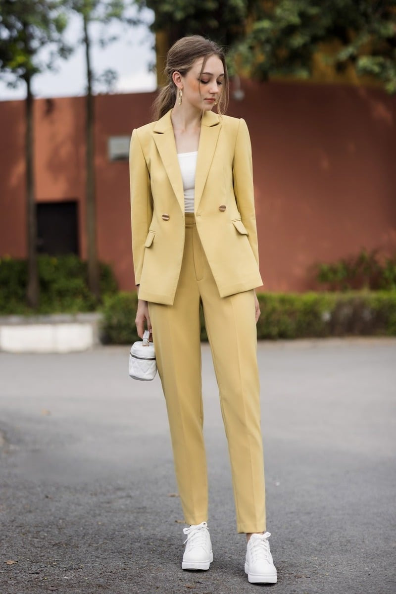 Giày thể thao trắng phối cùng vest nữ