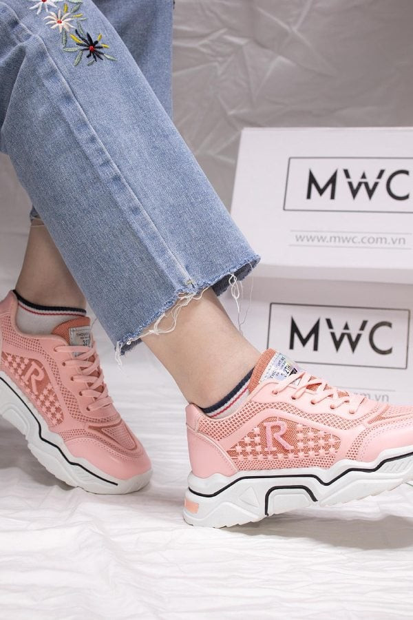 Giày thể thao trẻ trung từ MWC Shop, một thương hiệu giày thể thao Việt Nam