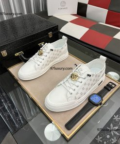 Giày thể thao Versace nữ màu trắng thanh lịch với logo đặc trưng của thương hiệu, phù hợp phong cách năng động.