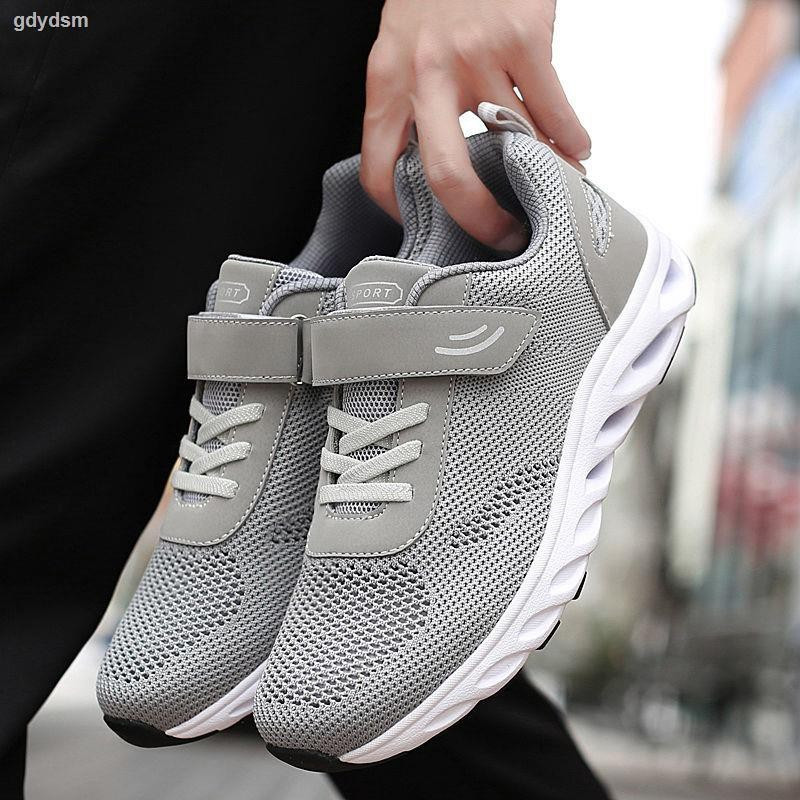 Giày thể thao với đế mềm mại và độ đàn hồi cao, mang lại sự thoải mái tối đa cho người trung niên