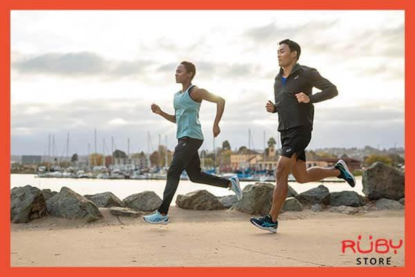 Giày trainers đa năng màu trắng đen với đế phẳng, phù hợp tập luyện thể thao cường độ cao.