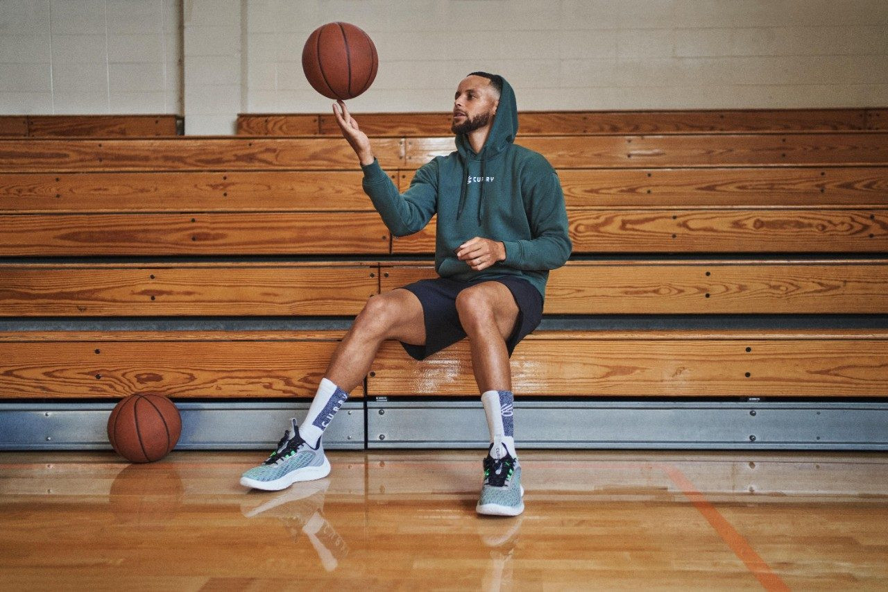 Giày Under Armour nam được sử dụng trong các hoạt động thể thao, ảnh hưởng đến việc chọn size