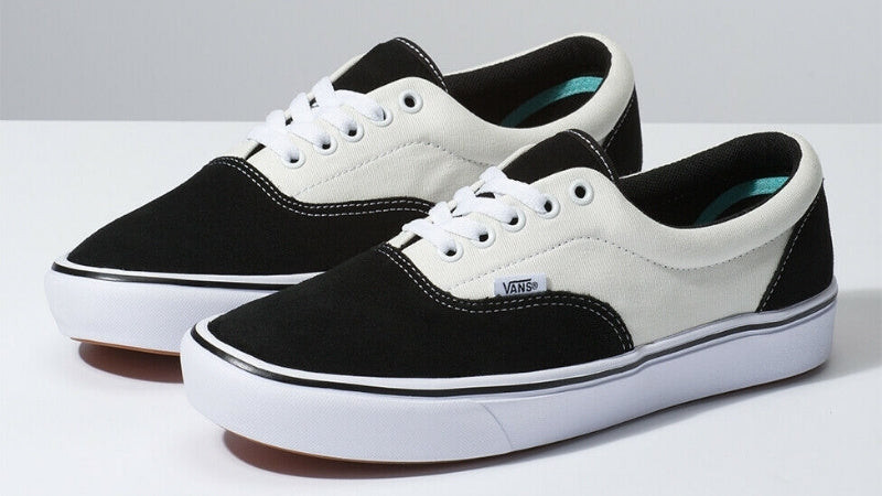 Giày Vans ComfyCush màu trắng với sọc đen, thể hiện sự thoải mái và phong cách cho nữ