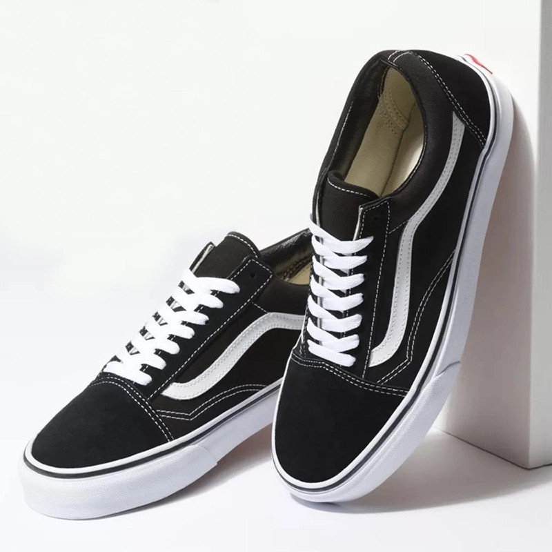 Giày Vans Old Skool đen trắng, biểu tượng của văn hóa trượt ván và phong cách giày thể thao đường phố.