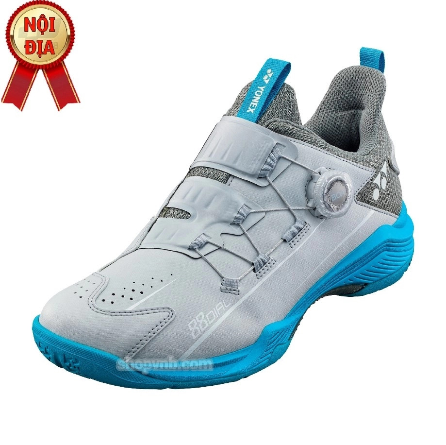 Giày Yonex có nút vặn màu xanh, minh họa công nghệ BOA hiện đại