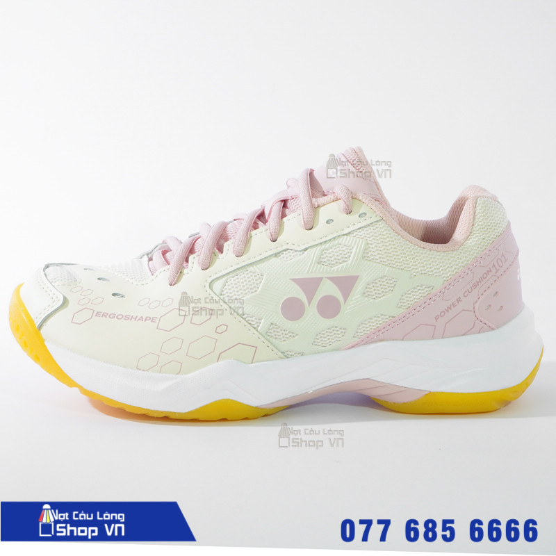 Giày Yonex màu hồng SHB101 với thiết kế thân giày thoáng khí