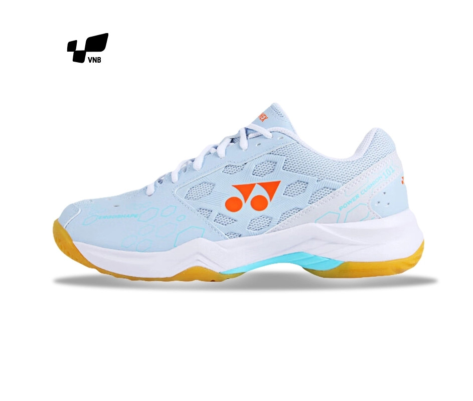 Giày Yonex SHB 101CR màu trắng xanh nhạt, với chất liệu da PU và lưới mesh thông thoáng.