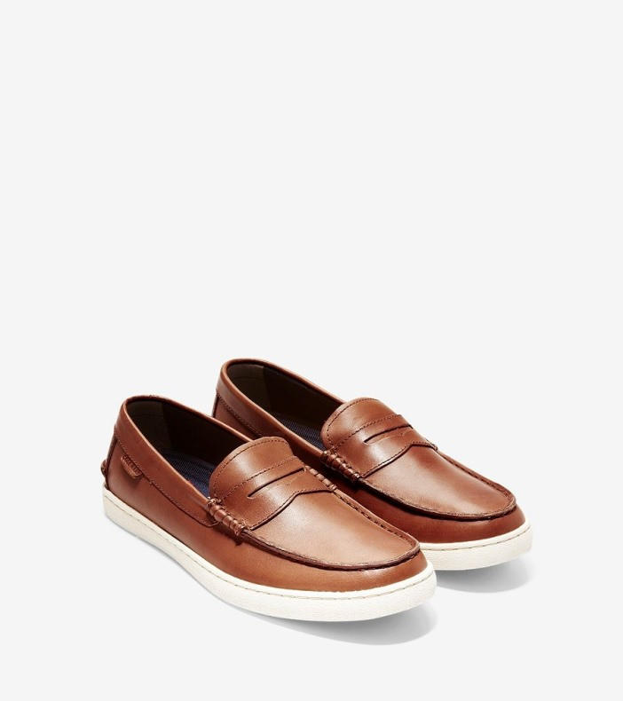 Góc nhìn bên hông đôi giày lười Cole Haan với đế Grand.ØS
