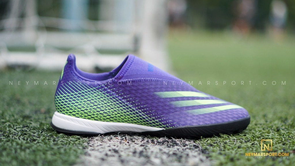 Góc nhìn cận cảnh phần cổ giày bóng đá không dây Adidas X Ghosted .3 Laceless
