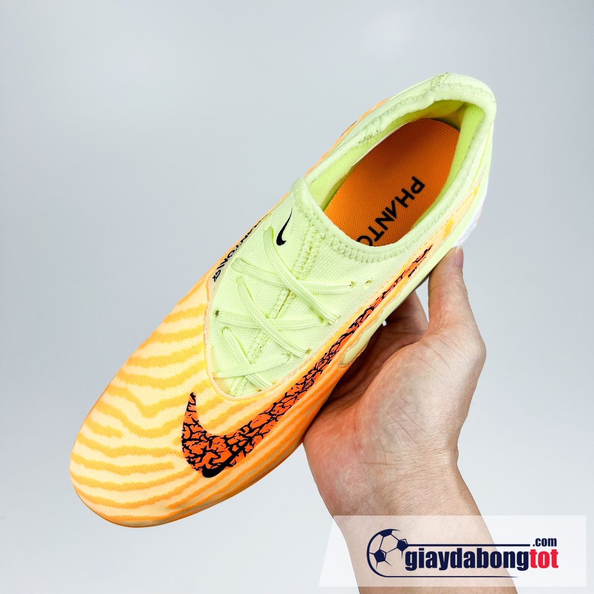 Góc nhìn tổng thể Nike Phantom GX Pro TF Superfake, mẫu giày đá bóng dưới 1 triệu thu hút giới trẻ