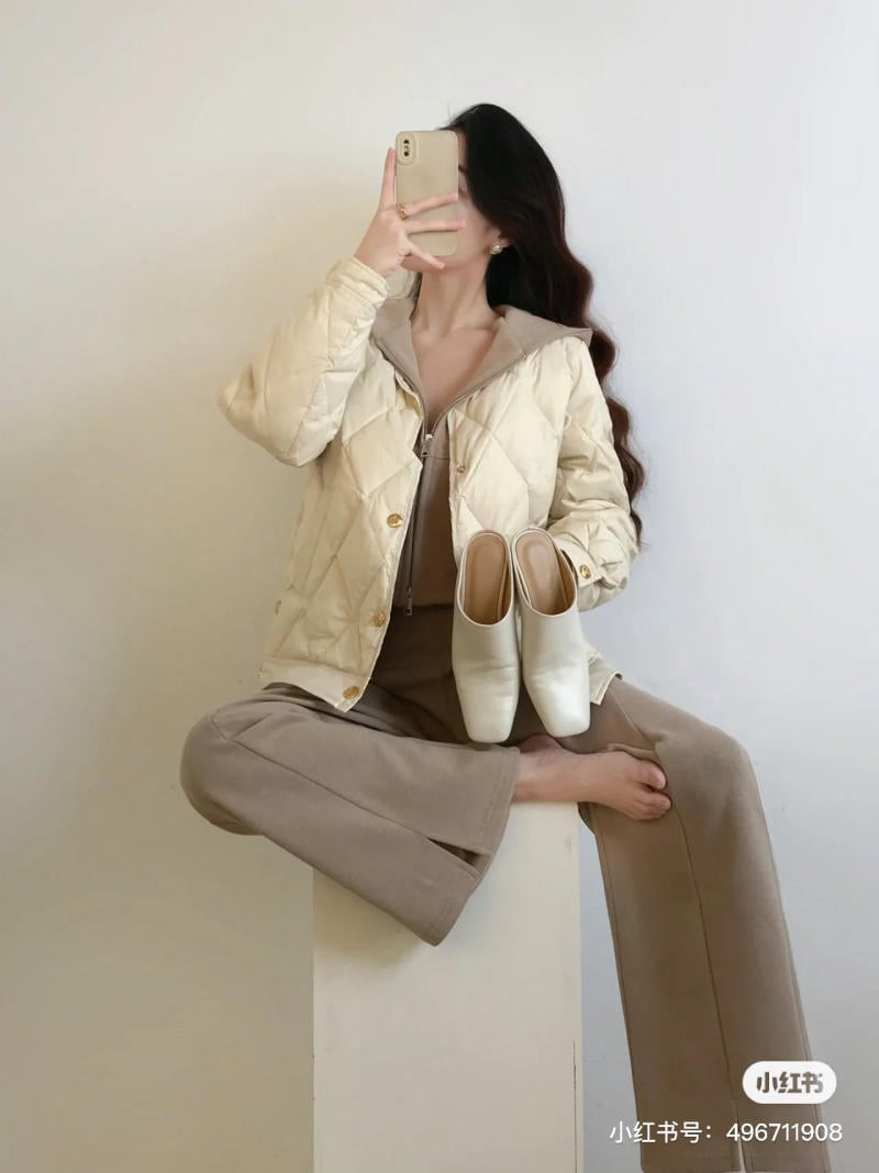 Gợi ý mặc quần ống loe với giày sục mũi nhọn màu đen, tạo vẻ ngoài cá tính và thoải mái