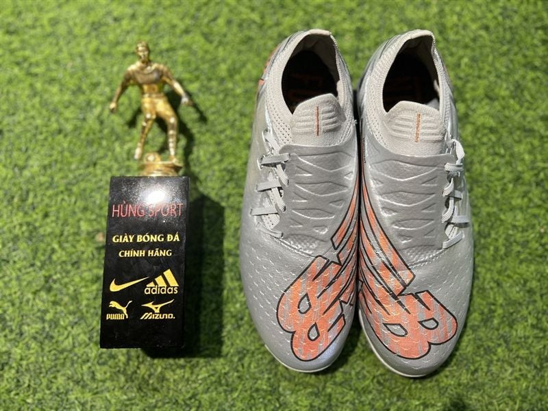 Gót giày New Balance Furon V7 Pro TF thể hiện thương hiệu