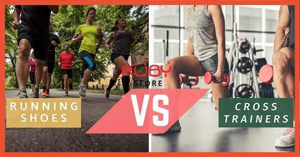Hai đôi giày, một là trainers và một là running, đặt cạnh nhau thể hiện sự khác biệt về đế và kiểu dáng.