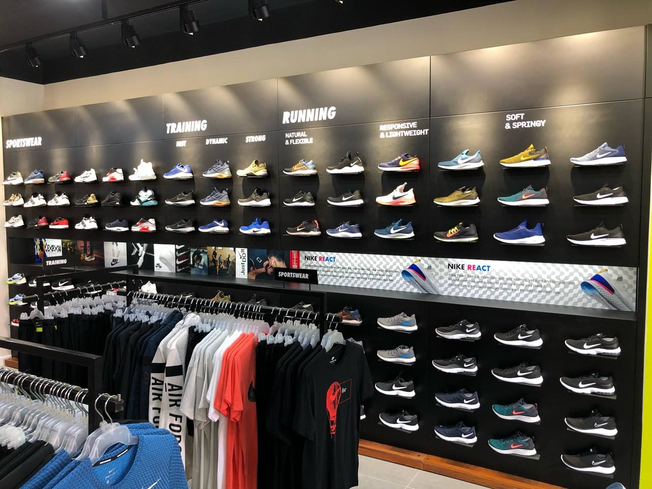 Hàng trăm đôi giày Nike chất lượng cao