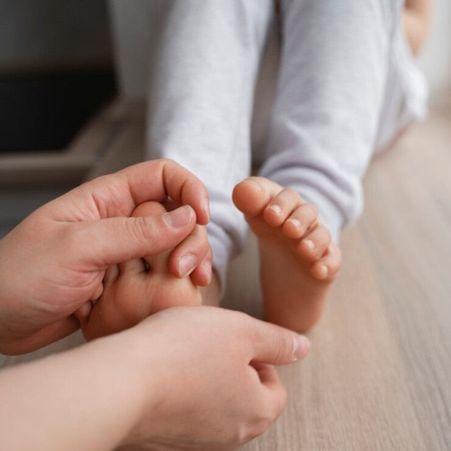Hình ảnh bàn chân người được đo độ rộng, minh họa tầm quan trọng của yếu tố này khi lựa chọn size giày phù hợp