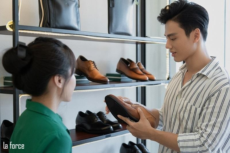 Hình ảnh các mẫu giày da nam lịch lãm, bao gồm giày lười và giày tây, tại một cửa hàng ở Đà Nẵng