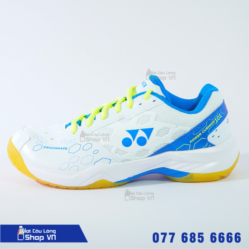 Hình ảnh cận cảnh đôi giày cầu lông Yonex Ergoshape SHB101 màu trắng xanh nhạt, thể hiện thiết kế đế phẳng và đường nét ôm chân đặc trưng.