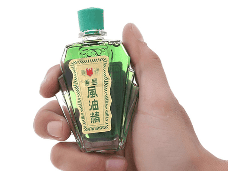 Hình ảnh dầu gió được sử dụng để khử mùi giày thể thao
