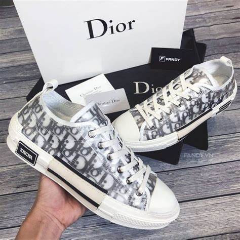 Hình ảnh đôi giày Dior trắng sang trọng, minh họa cho phong cách thời thượng của thương hiệu