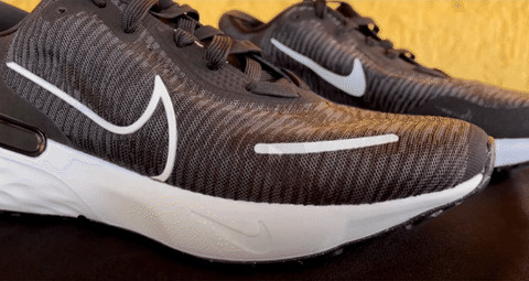 Hình ảnh động của giày thể thao Nike Renew Run đang hoạt động
