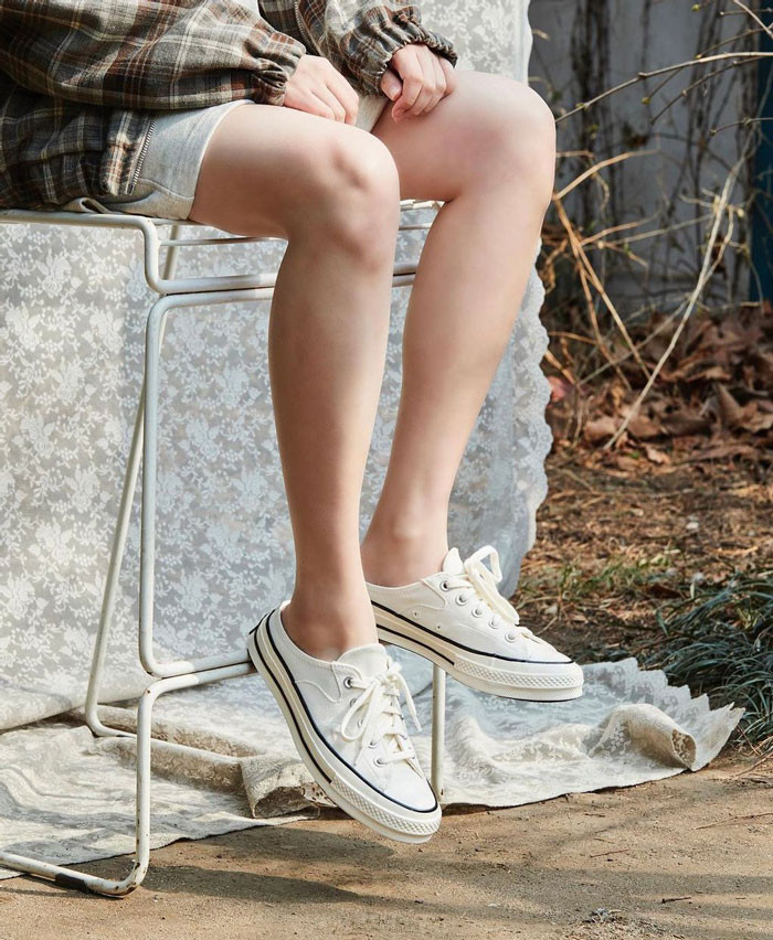 Hình ảnh giày sục Converse nữ màu trắng cổ thấp, thiết kế tiện lợi và thời trang