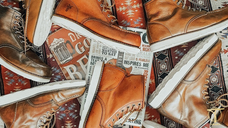 Bí Quyết Chọn Shop Giày 2hand Uy Tín Và Chất Lượng Cao Hình ảnh một cửa hàng giày 2hand uy tín trưng bày nhiều mẫu giày vintage phong cách