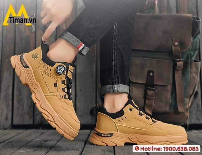 Hình ảnh một đôi giày thể thao nam màu nâu sạch sẽ, thể hiện phong cách mạnh mẽ và chuyên nghiệp