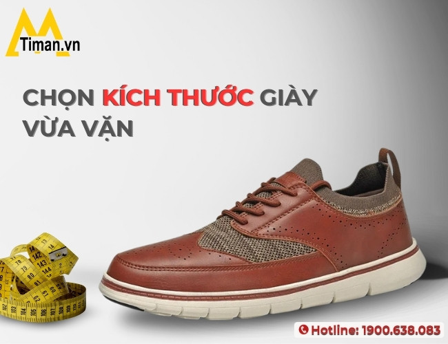 Hình ảnh một người đàn ông thử giày sneaker nam màu nâu để chọn kích thước vừa vặn nhất