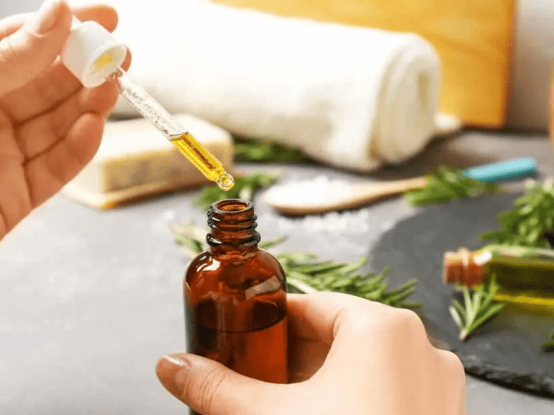 Hình ảnh tinh dầu nhỏ vào giày giúp khử mùi hiệu quả