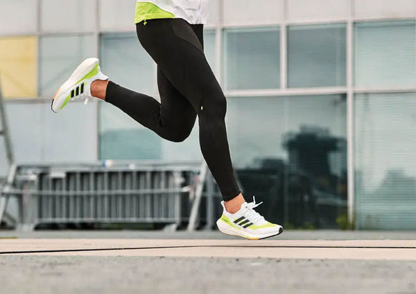 Hình ảnh vận động viên Jesse Owens vĩ đại mang giày thể thao chạy bộ adidas trong Olympic 1936