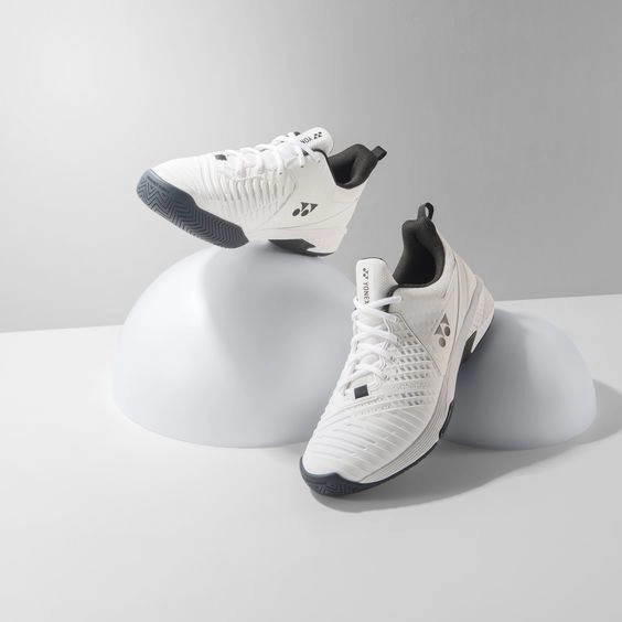 Hình minh họa chân người dùng thử giày cầu lông Yonex 65z3, kiểm tra độ vừa vặn