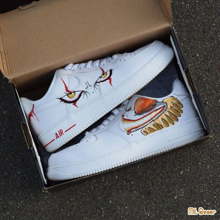 Họa tiết anime nữ trên sneaker