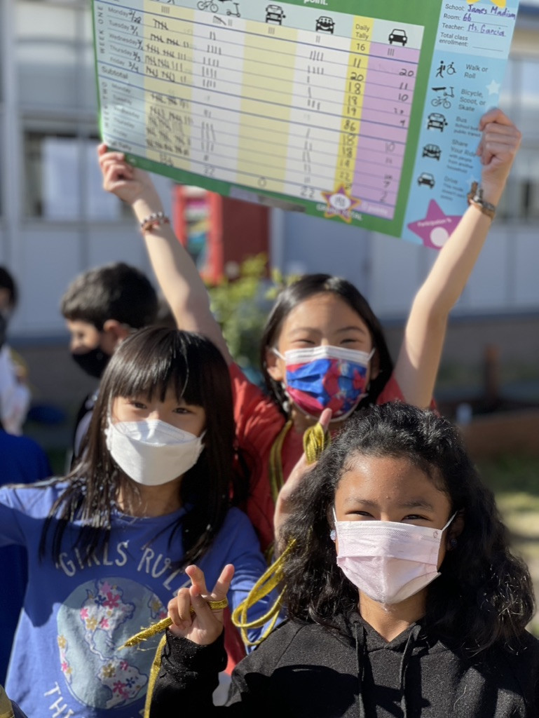 Học sinh hào hứng tham gia cuộc thi di chuyển năng động với giày thể thao 2025