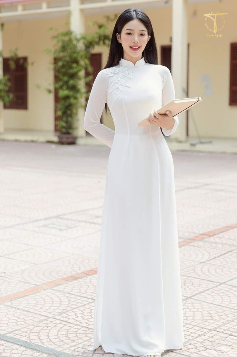 Học sinh nữ mặc áo dài trắng và giày búp bê nhẹ nhàng khi đến trường