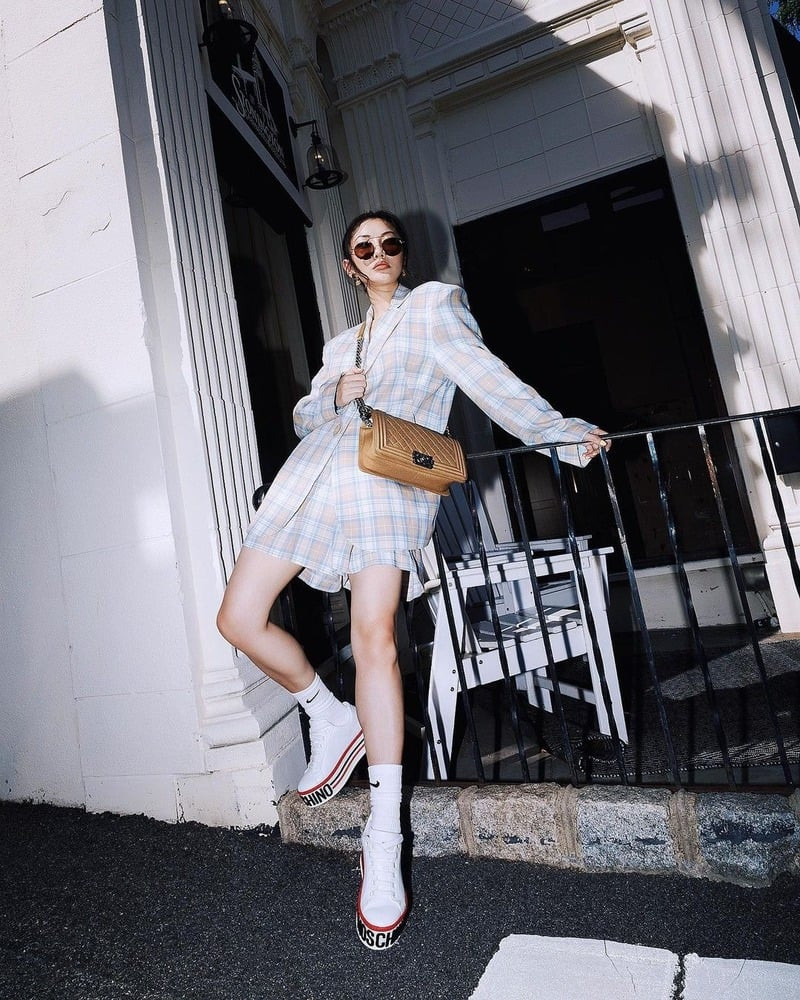 Học sinh nữ mặc vest đi giày converse