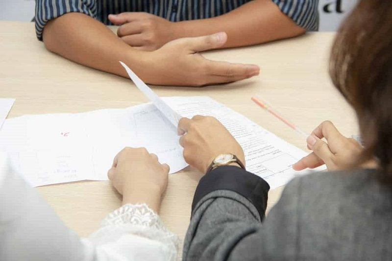 Hợp đồng mua nhà giấy tay thể hiện sự thỏa thuận giữa các bên, dù không chính thức.