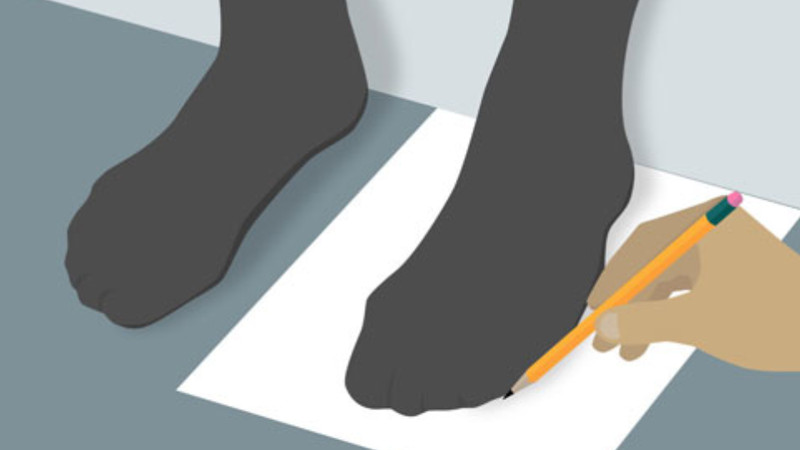 Hướng dẫn đặt chân lên giấy để đo chiều dài bàn chân chính xác khi chọn size giày 265