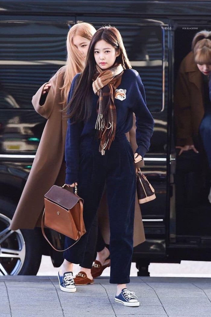 Jennie Blackpink sành điệu cùng mẫu giày Converse không gót