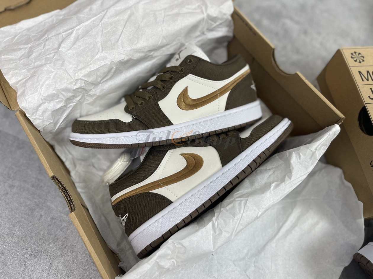 Jordan 1 Low Light Olive với logo thêu chỉ vàng độc đáo, điểm nhấn ấn tượng trong xu hướng giày sneaker 2024.