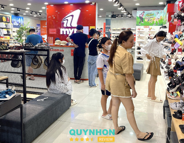 Kệ giày đa dạng tại Shop giày Myn, địa chỉ mua giày thể thao Quy Nhơn chất lượng