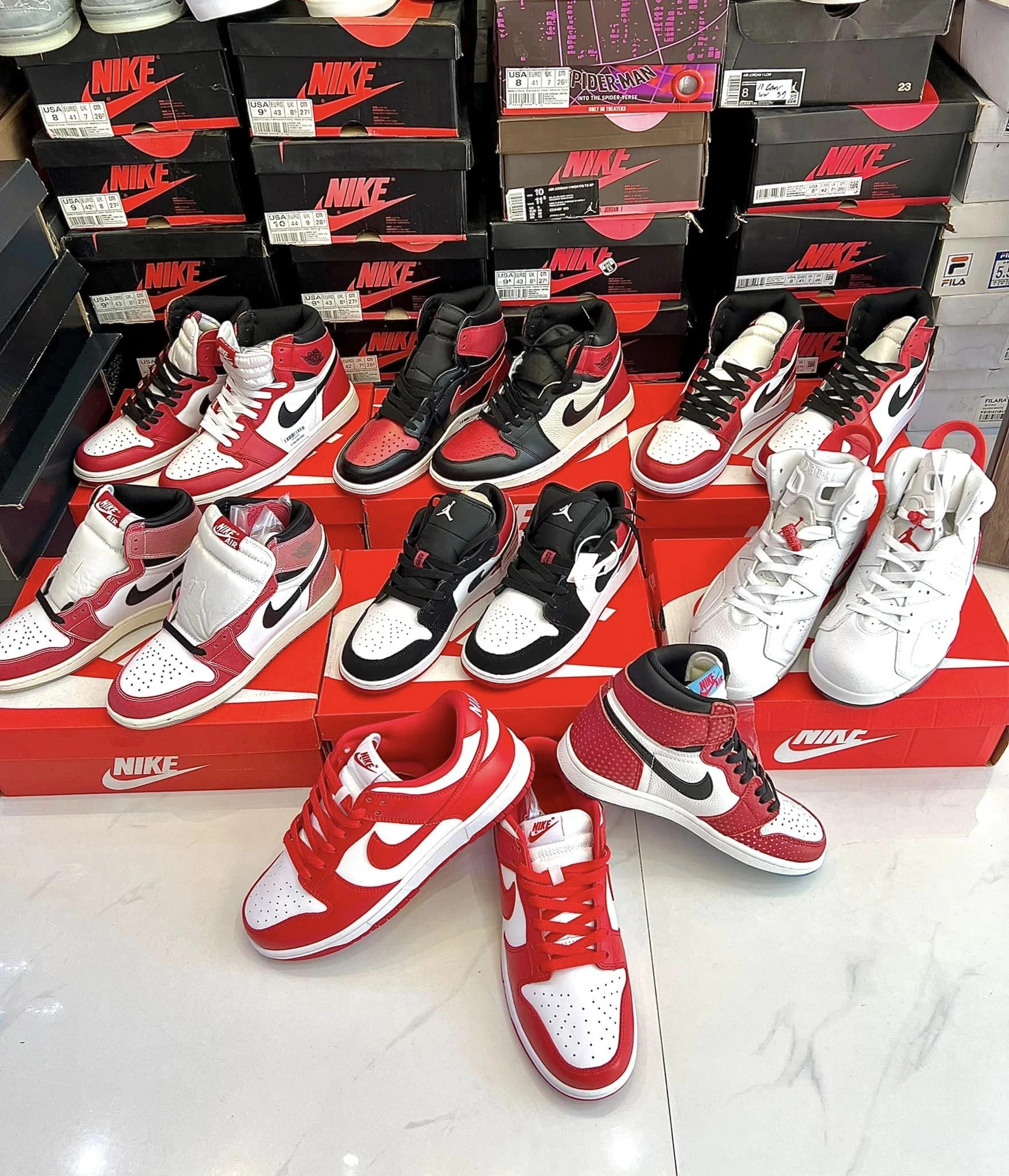 Kệ trưng bày giày sneaker tại KHO HypeBeast STORE Nha Trang